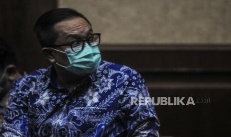 Terdakwa kasus dugaan suap penghapusan red notice Djoko Tjandra, Brigjen Pol Prasetijo Utomo bersiap menjalani sidang tuntutan di Pengadilan Tipikor, Jakarta, Senin (8/2). Prasetijo Utomo dituntut 2,5 tahun penjara ditambah denda Rp 100 juta dan subsider enam bulan kurungan karena dinilai terbukti menerima suap 100 ribu dolar AS dari Djoko Tjandra.