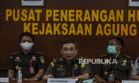 Kepala Pusat Penerangan Hukum Kejaksaan Agung Leonard Eben Ezer Simanjuntak (tengah)  memberikan keterangan saat konferensi pers di Jakarta, Rabu (30/12). Kejaksaan Agung dan Mabes Polri akan membentuk tim gabungan untuk mengusut kasus dugaan korupsi PT Asuransi Sosial Angkatan Darat Bersenjata Republik Indonesia (Persero) atau Asabri karena adanya dugaan keterkaitan dengan kasus dugaan korupsi PT Asuransi Jiwasraya. Republika/Putra M. Akbar