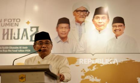  NU Ingin Wujudkan Peradaban Manusia yang Damai dan Harmonis. Foto:   Ketua Umum PBNU Yahya Cholil Staquf menyampaikan sambutan sekaligus membuka Pameran Foto dan Dokumen Komite Hijaz di Hotel Shangri la, Surabaya, Jawa Timur, Ahad (5/2/2023). Pameran foto dan dokumen tersebut diselenggarakan oleh Lembaga Seni Budaya Muslimin (LSBM) dan Lembaga Talif wan Nasyr Nahdlatul Ulama (LTN PBNU) dalam rangkaian acara satu abad Nahdlatul Ulama. Pameran itu mengangkat tentang kisah perjalanan KH Abdul Wahab Chasbullah dan syekh Ghanaim Al-Amir sebagai utusan pertama NU untuk menghadiri pertemuan dengan Raja Ibnu Saud tahun 1928 di  Hijaz, Arab Saudi.