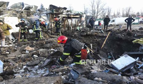 File foto tim penyelamat Ukraina bekerja di lokasi pasar lokal yang dilanda penembakan di kota Shevchenkove, wilayah Kharkiv, timur laut Ukraina, 09 Januari 2023, di tengah invasi Rusia. Pentagon memblokir pemerintahan Joe Biden untuk berbagi bukti dengan Pengadilan Kriminal Internasional (ICC) di Den Haag. 