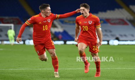 Daniel James (kanan) saat memperkuat Wales.