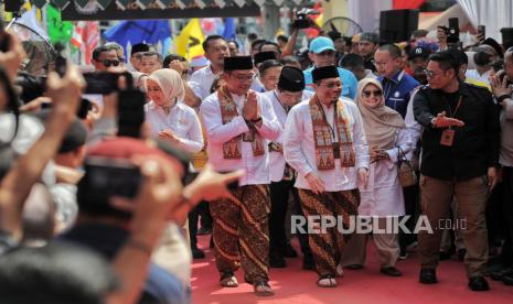 Pasangan bakal calon gubernur dan wakil gubernur DKI Jakarta Ridwan Kamil (kiri) dan Suswono (kanan) tiba untuk mendaftar di kantor KPU DKI Jakarta, Rabu (28/8/2024). Pasangan Ridwan Kamil dan Suswono menjadi pendaftar kedua bakal calon gubernur dan wakil gubernur DKI Jakarta sebagai peserta dalam Pilgub DKI Jakarta 2024 dengan dukungan dari 13 partai yang terbagung dalam Koalisi Pemersatu. Seusai pendaftaran, KPU DKI Jakarta akan melakukan verifikasi data dan berkas bakal calon gubernur dan wakil gubernur selama tiga hari sebelum ditetapkan sebagai calon gubernur dan wakil gubernur.