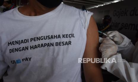 Masyarakat untuk tetap disiplin menerapkan protokol kesehatan meski telah divaksinasi. (Foto: Vaksinasi COVID-19)