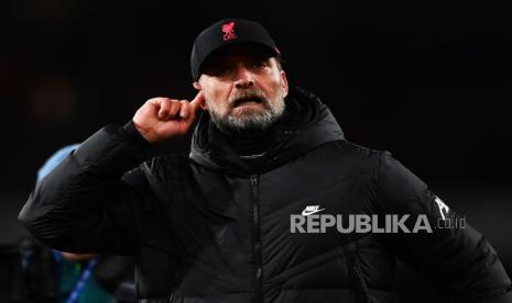  Manajer Liverpool Juergen Klopp merayakan dengan para penggemar setelah timnya memenangkan pertandingan sepak bola Liga Premier Inggris antara Arsenal FC dan Liverpool FC di London, Inggris, 16 Maret 2022.