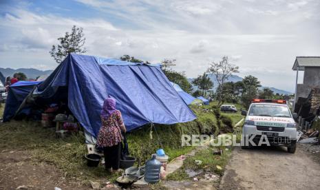 Warga beraktivitas di area tenda pengungsian di Perkebunan Gedeh, Sukamulya, Kecamatan Cugenang, Kabupaten Cianjur, Rabu (23/11/2022). Pemerintah Provinsi Sumatra Barat akan mengirimkan bantuan berupa rendang sebanyak 1,5 ton untuk kebutuhan logistik masyarakat korban gempa di Cianjur Jawa Barat.