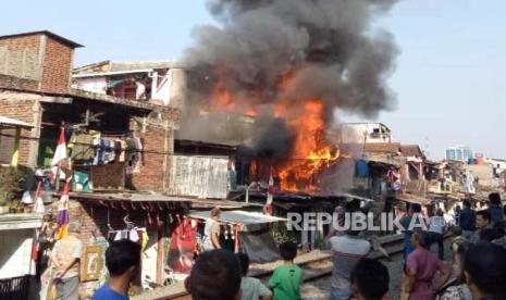 Kebakaran melanda sejumlah rumah di kawasan Jalan Gudang Selatan, Kota Bandung, Jawa Barat, Selasa (15/8/2023). 