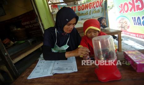 Perlu peran orang tua agar mendampingi anak menjalani sekolah online. 