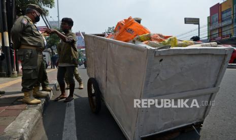 Petugas Satpol PP melakukan penertiban warga penyandang masalah kesejahteraan sosial (PMKS) -- ilustrasi