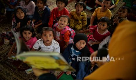 Anak-anak korban gempa Cianjur mengikuti kegiatan trauma healing di pengungsian Desa Cibulakan, Cugenang, Kabupaten Cianjur, Jawa Barat, Selasa (27/12/2022). Kepala Badan Nasional Penanggulangan Bencana (BNPB) Letjen Suharyanto mengatakan, selama 2022, jumlah kejadian bencana di Indonesia memang menurun dari tahun sebelumnya. 