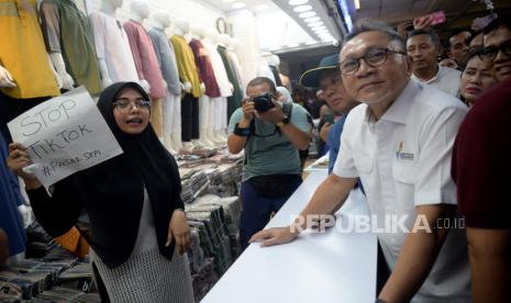 Menteri Perdagangan Zulkifli Hasan berbincang dengan salah satu pedagang dalam kunjungannya ke Pasar Tanah Abang Blok A, Jakarta, Kamis (28/9/2023). Dalam kunjungannya Mendag mendengarkan keluh kesah para pedagang seputar sepinya pembeli di pasar tersebut imbas gempuran e-commerce maupun social commerce salah satunya TikTok Shop.   