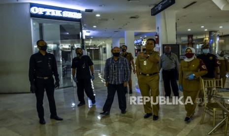 Sekretaris Daerah Kota Bandung yang juga Ketua Harian Gugus Tugas Percepatan Penanganan Covid-19 Kota Bandung, Ema Sumarna (tengah) melakukan peninjauan di Bandung Indah Plaza, Jalan Merdeka, Kota Bandung.