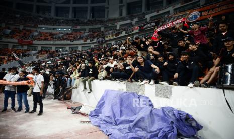 Pendukung Persija menyaksikan pertandingan persahabatan internasional melawan tim liga 1 Thailand saat Grand Launching Jakarta International Stadium (JIS) di JIS, Jakarta, Ahad (24/7/2022). Dalam pertandingan tersebut, Persija di tahan Imbang tim Chonburi FC dengan skor 3-3. Republika/Thoudy Badai