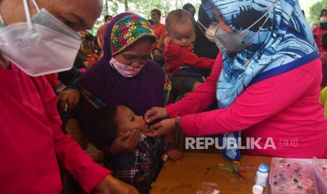 Petugas memberikan vitamin A kepada seorang balita pada program aksi 1.000 telur dan pemberian vitamin A di Taman GOR Palu di Palu, Sulawesi Tengah, Jumat (25/2/2022). Pemberian makanan tambahan serta vitamin A bagi balita dan suplemen makanan serta penambah darah bagi ibu hamil tersebut sebagai upaya mencegah stunting atau kekerdilan akibat gizi buruk. Anak Kerdil Bisa Dicegah dengan Memanfaatkan Pangan Lokal