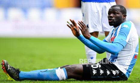 Fan Fiorentina yang melecehkan bek Napoli Kalidou Koulibaly menerima hukuman larangan lima tahun ke stadion.