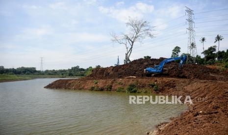 Pekerja dengan menggunakan alat berat melakukan pengerjaan pengerukan Waduk Pondok Ranggon, Jakarta, Selasa (24/11). Gubernur DKI Jakarta Anies Baswedan menjelaskan progres pengerukan saat ini sudah berjalan sekitar 80 persen dan diharapkan tuntas sebelum akhir tahun 2020. langkah ini dilakukan untuk menambah kapasitas debit air sebagai langkah antisipasi banjir di musim hujan.Prayogi/Republika