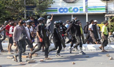 Para pengunjuk rasa meneriakkan slogan-slogan saat mereka berbaris selama protes anti-kudeta di Mandalay, Myanmar, 05 Maret 2021. Protes anti-kudeta terus berlanjut pada 05 Maret meskipun tindakan keras terhadap demonstran semakin meningkat oleh pasukan keamanan. Lebih dari 50 orang tewas dalam tindakan keras oleh pasukan keamanan, sejak kudeta militer pada 1 Februari 2021.