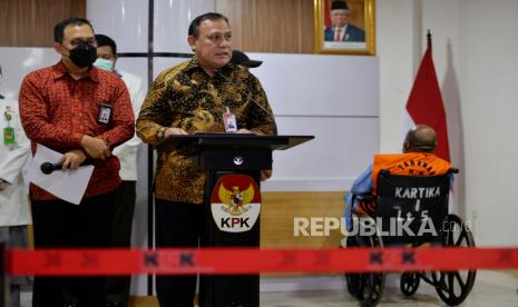 Ketua KPK Firli Bahuri menyampaikan keterangan pers penahanan tersangka Gubernur Papua nonaktif Lukas Enembe di RSPAD, Jakarta, Rabu (11/1/2023). KPK mengungkap konstruksi perkara yang menjerat Gubernur Papua Lukas Enembe.