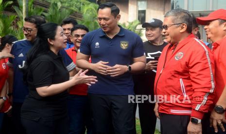 Ketua DPP PDIP Puan Maharani (kiri) berbincang dengan Ketua Umum Partai Demokrat Agus Harimurti Yudhoyono (tengah) dan Sekjen PDIP Hasto Kristiyanto (kanan) saat bertemu di Kawasan Kompleks Gelora Bung Karno (GBK), Senayan, Jakarta, Ahad (18/6/2023). Pertemuan tersebut tidak hanya membicarakan agenda politik namun juga mendiskusikan isu-isu kebangsaan. Dalam kesempatan itu juga turut hadir pengurus DPP kedua partai.