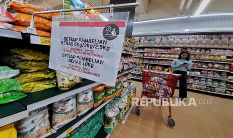 Pengunjung membeli beras kualitas premium di salah satu supermarket di Jakarta, Ahad (18/2/2024). 