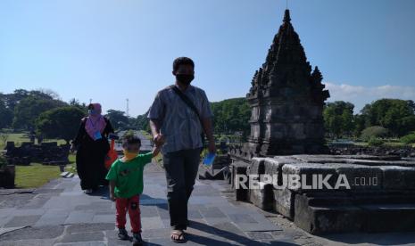 Pengunjung pertama berjalan di ring satu kawasan Candi Prambanan, Sleman, Yogyakarta, Rabu (1/7). Kawasan Candi Prambanan melakukan ujicoba pembukaan kunjungan wisata. Uji coba ini berdasarkan izin dari Gugus Tugas Penanganan COVID-19 di DIY. Pengunjung pun dibatasi 1.500 orang per hari, dan menggunakan protokol Covid19.