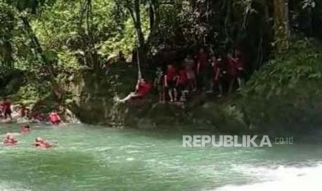 Suasana di objek wisata Citumang, Kabupaten Pangandaran, Jawa Barat.