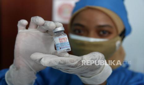 Petugas medis menyiapkan vaksin COVID-19 Moderna yang akan disuntikkan kepada tenaga kesehatan di Puskesmas Penumping, Solo, Jawa Tengah, Kamis (12/8/2021). Kepala Dinas Kesehatan Solo Siti Wahyuningsih mengatakan Kota Solo menerima sebanyak 8.820 dosis vaksin Moderna sebagai dosis ketiga atau penambah imunitas (booster) terhadap COVID-19 bagi para tenaga kesehatan yang bertugas. 