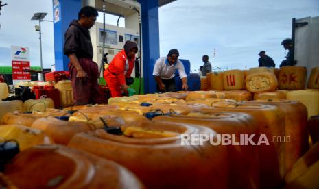 Sejumlah nelayan mengisi BBM untuk kebutuhan melaut di Stasiun Pengisian Bahan Bakar untuk Nelayan (SPBN) di Pelabuhan Carocok Tarusan, Kabupaten Pesisir Slaetan, Sumatera Barat, Kamis (8/12/2022). Harga minyak naik di perdagangan Asia pada Rabu (1/2/2023) sore. 