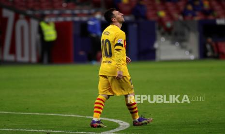  Reaksi striker Barcelona Leo Messi saat pertandingan sepak bola LaLiga Spanyol antara Atletico de Madrid dan FC Barcelona di stadion Wanda Metropolitano di Madrid, Spanyol, 21 November 2020.