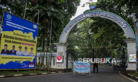 Petugas keamanan menutup gerbang masuk Balai Kota-Kantor Pemerintahan Kota Bandung, Bandung, Jawa Barat. Kesehatan Ketua Harian Asosiasi Kafe dan Restoran (AKAR) Gan Bonddilie terus membaik pasca melakukan aksi percobaan bunuh diri di kawasan Balai Kota Bandung, Rabu (4/8) kemarin. Saat ini, yang bersangkutan masih mendapatkan perawatan di Rumah Sakit Hasan Sadikin (RSHS) Bandung.