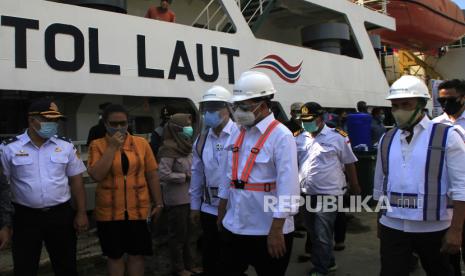 Menhub Budi Karya Sumadi (tengah) didampingi Gubernur NTT Victor B Laiskodat (kanan) dan Dirut Pelni Insan Purwarisya L Tobing (kiri) meninjau Kapal Tol Laut Ternak KM Camara Nusantara di dermaga Tenau Kupang, NTT, Kamis (12/11/2020). Menhub ingin memastikan bagaimana penerapan protokol kesehatan untuk pengiriman ternak sapi dari NTT ke pulau Jawa dan Kalimantan.