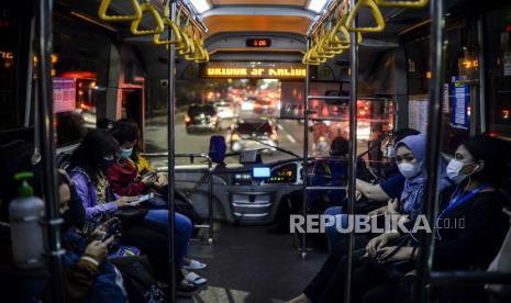 PT Transportasi Jakarta (TransJakarta) memperpanjang jam operasionalnya hingga pukul 24.00 WIB dari sebelumnya pada pukul 05.00 WIB hingga 22.30 WIB (ilustrasi).