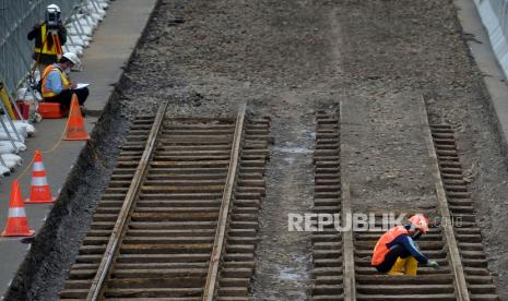 Petugas beraktivitas di dekat ditemukannya rel trem di lokasi proyek MRT Jakarta fase 2 CP 202 kawasan Gajah Mada, Jakarta Pusat, Rabu (9/11/2022). 