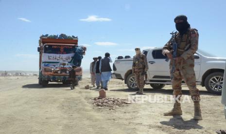 Tentara Pakistan berjaga di perbatasan Pakistan-Afghanistan di Badini Trade Gateway. Sejak tahun 2000 hingga 2020 lebih dari 140 jurnalis terbunuh di Pakistan. Ilustrasi.