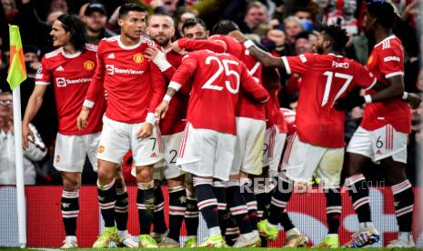 Pemain Manchester United Cristiano Ronaldo (2-L) merayakan dengan rekan satu timnya setelah mencetak keunggulan 3-2 selama pertandingan sepak bola grup F Liga Champions antara Manchester United dan Atalanta BC di Manchester, Inggris, 20 Oktober 2021.