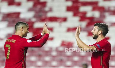  Pemain timnas Portugal Cristiano Ronaldo (kiri) dan Paulinho merayakan gol dalam pertandingan sepak bola persahabatan antara Portugal dan Andorra, yang diadakan di stadion Luz di Lisbon, Portugal, beberapa waktu lalu..