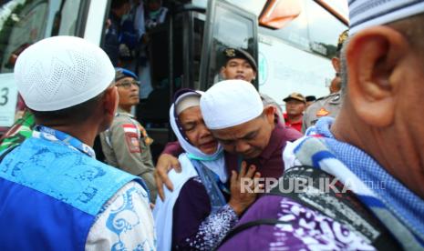 Kedatangan jamaah haji dari kloter 6 asal Kabupaten Kuningan disambut dengan lantunan doa dan deraian air mata bahagia dari pihak keluarga, yang telah menunggu mereka di komplek Kuningan Islamic Center (KIC), Selasa (25/6/2024) sore. 