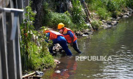 Petugas Dinas Lingkungan Hidup (DLH) Kota Yogyakarta mengambil  sampel air Sungai Gajah Wong di Yogyakarta, Rabu (10/5/2023). Petugas Laboratorium DLH Kota Yogyakarta mengambil sampel air Sungai Gajahwong di lima titik lokasi mulai hulu hingga hilir yang termasuk dalam wilayah Kota Yogyakarta. Sungai yang diambil sampelnya yakni Sungai Gajah Wong, Sungai Winongo, Sungai Code, dan Sungai Manunggal karena tercemar berat dengan parameter dominan seperti koliform, fosfat, dan nitrat.