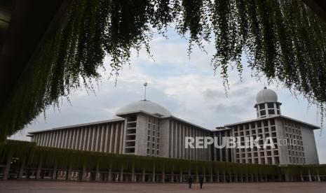 Umat muslim mengunjungi Masjid Istiqlal bertepatan dengan peringatan Milad ke-43 di Jakarta Pusat, Senin (22/2/2021). Wajah baru Masjid Istiqlal yang telah direnovasi itu memaksimalkan fungsi masjid sebagai tempat ibadah sekaligus memperhatikan aspek arsitektur, seni, hingga estetika. 