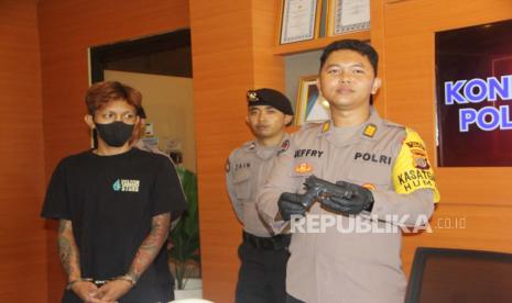 Kepala Seksi Humas Polres Bantul AKP I Nengah Jeffry Prana Widnyana merilis kasus penganiayaan terhadap Pak Ogah yang dilakukan pemotor di Markas Polres Bantul, Rabu (31/1/2024).