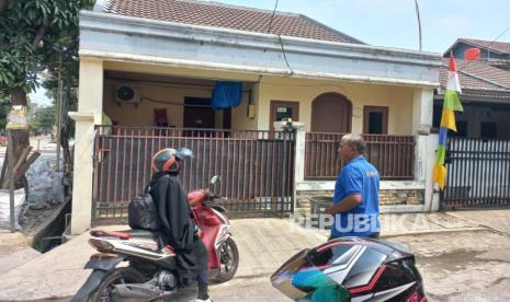 Suasana rumah yang digerebek Densus 88 di Perumahan Pesona Anggrek Harapan Kelurahan Harapan Jaya, Kecamatan Bekasi Utara, Kota Bekasi, Jawa Barat pada Rabu (16/8/2023) pagi WIB. 