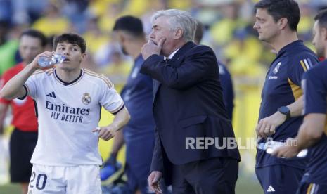 Pelatih Real Madrid Carlo Ancelotti (tengah).