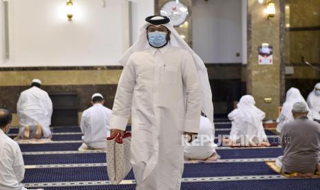 Seorang jamaah Qatar pergi setelah melakukan sholat subuh pertama di sebuah masjid setelah dibuka kembali di Doha, Qatar, 15 Juni 2020. Pelonggaran lockdown di Qatar memungkinkan restoran dan pantai dibuka terbatas. Ilustrasi. 