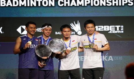 Pasangan Fajar Alfian (dari kiri), Muhammad Rian Ardianto,  Mohammad Ahsan dan Hendra Setiawan berfoto di podium usai laga final All England ganda putra di Birmingham, Inggris , Sabtu (19/3/2023). 