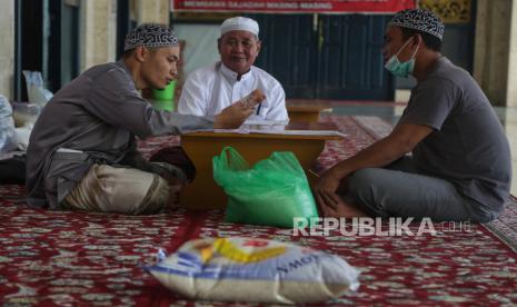 Ilustrasi membayar zakat fitrah. Baznas Bangka Tetapkan Zakat Fitrah Rp 35 Ribu per Jiwa