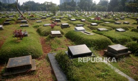 Suasana Tempat Pemakaman Umum (TPU) Menteng Pulo, Jakarta, Jumat (14/5). Biasanya saat perayaan lebaran TPU ini ramai dikunjungi warga untuk berziarah namun kini tampak sepi. Sebelumnya, Gubernur DKI Jakarta Anies Baswedan mengatakan kegiatan ziarah di TPU di Jabodetabek ditiadakan mulai 12 hingga 16 Mei Hal ini untuk mengurangi mobilisasi warga selama Lebaran demi mengantisipasi risiko peningkatan kasus penularan COVID-19.Prayogi/Republika.