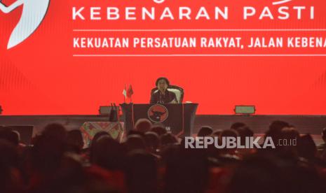 Ketua Umum PDI Perjuangan (PDIP) Megawati Soekarnoputri menyampaikan pidato politk saat Rapat Kerja Nasional (Rakernas) Ke-V PDIP di Beach City International Stadium Ancol, Jakarta, Jumat (24/5/2024). Rakernas Ke-V PDIP dihadiri langsung oleh sebanyak 4.858 peserta yang terdiri dari fungsionaris DPP Partai, Ketua, Sekretaris, Bendahara DPD dan DPC Partai, Anggota DPR RI, badan dan sayap partai, Ketua, Sekretaris, Bendahara DPLN dari 16 negara, Anggota DPRD Provinsi, Kabupaten, Kota, Kepala dan Wakil Kepala Daerah PDIP, serta calon anggota DPR RI terpilih pemilu 2024 yang non-incumbent. Rakernas V PDIP digelar pada 24-26 Mei 2024 dengan mengusung tema Satyam Eva Jayate:Kebenaran Pasti Menang dan subtema Kekuatan Persatuan Rakyat dalam Kebenaran.