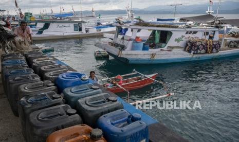 Pekerja menurunkan BBM jenis solar ke kapal nelayan (ilustrasi). Pemerintah mengusulkan subsidi solar sebesar Rp 500 per liter untuk tahun depan.