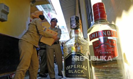 Sejumlah anggota satpol PP mengumpulkan kardus berisi botol minuman keras saat penggerebekan gudang minuman keras di kelurahan Jampirejo, Temanggung, Jawa Tengah, Kamis (6/8/2020). Tim gabungan Satpol PP dan Bea Cukai berhasil mengamankan ribuan botol minuman keras lokal maupun buatan luar negeri dalam rangka menegakkan Perda Nomor 5 Tahun 2015 tentang minuman beralkohol.  