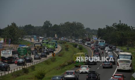 Kendaraan pemudik terjebak kemacetan di ruas Tol Cipali Km 80 arah Palimanan, Jawa Barat, Rabu (19/4/2023). Menteri Perhubungan Budi Karya Sumadi mengimbau masyarakat untuk menghindari perjalanan saat arus balik pada hari ini (Senin, 24/4/2023) dan besok (Selasa, 25/4/2023). 