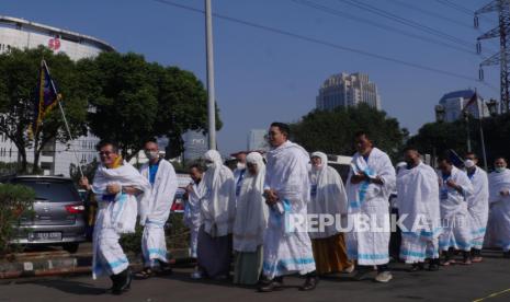 Ilustrasi calon jamaah haji melaksanakan latihan manasik.